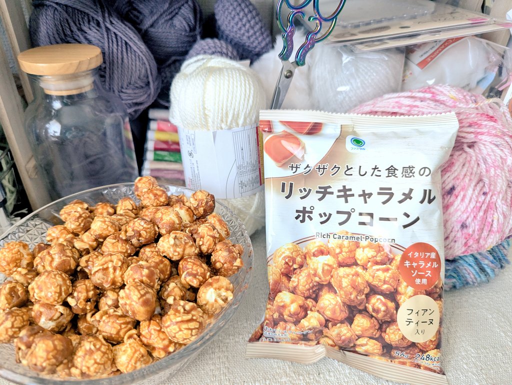 MashuShop's tweet photo. 昨日も今日も暑すぎて溶けそうです_( ꜆꒷-ࡇ-꒦)꜆
昨日は市役所に行ったり、金魚メダカたちのものを買いに行ったりと外にいたので半分夏バテです(›´ω`‹ )
なので今日はゆっくりお気に入りのお菓子をお供にホラー映画を観ながら編み物します(*´˘`*)
みなさん、オススメのホラー映画ありますか??👻 https://t.co/7An546K9Rh