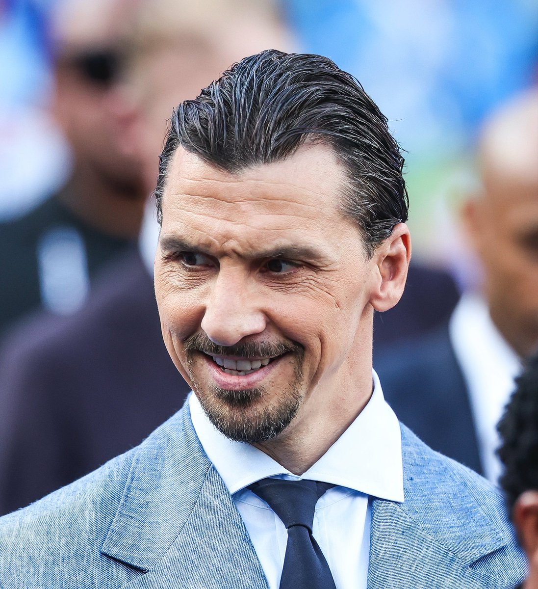 ActuFoot_'s tweet photo. 🚨 ZLATAN IBRAHIMOVIC 🇸🇪 DÉVOILE, SELON LUI, LA GROSSE ERREUR DU MAROC 🇲🇦 FACE À LA FRANCE 🇫🇷. 👇

« Je riais quand tout le monde s’est mis à parler du penalty manqué. 😁

Pourquoi ? Parce que j’ai déjà vu cette histoire. LES GRANDS JOUEURS SONT DANGEREUX. LES GRANDS JOUEURS ÉNERVÉS LE SONT ENCORE PLUS. 😈

LE MAROC 🇲🇦 PENSAIT AVOIR CHANGÉ LE MATCH. Leur gardien arrête le penalty, le public explose, le banc célèbre… 

MAIS LA PLUS GROSSE ERREUR À FAIRE FACE À UNE SUPERSTAR, C’EST DE CROIRE QU’IL EST FINI APRÈS UN MAUVAIS MOMENT. 🤯

C’est là qu’il devient IMPITOYABLE. J’ai observé Mbappé 🇫🇷 après le penalty manqué. SON LANGAGE CORPOREL N’A JAMAIS CHANGÉ. ❌

PAS DE PANIQUE, PAS DE FRUSTRATION, PAS DE PEUR. Il ressemblait à un homme qui avait DÉJÀ DÉCIDÉ COMMENT L’HISTOIRE ALLAIT SE TERMINER. 🥵

Puis, il marque. Puis, il offre un autre but. Puis la France 🇫🇷 file vers les demi-finales. C’est ce que font les joueurs d’élite : ILS PUNISSENT LE DOUTE. 😮‍💨 »

🎙️@FOXSoccer