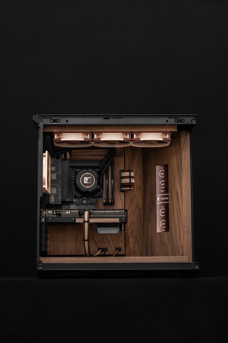 Aguel_design's tweet photo. Noctua 20th anniversary build. 
Lots of walnut wood, 8.8" screen with Noctua theme, beige/brown cables, 3xNF-A12X25 G2, 
NL-LC1-36 AIO. 
One of the first Noctua fans released, the NF-S12-800 from 2006, serves as the rear fan.
Seasonic Prime Titanium with wooden fan guard https://t.co/vCLhp73bGq