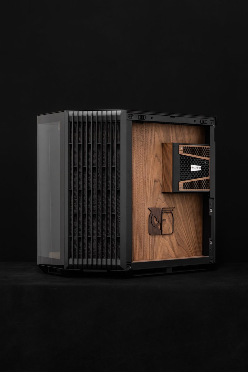 Aguel_design's tweet photo. Noctua 20th anniversary build. 
Lots of walnut wood, 8.8" screen with Noctua theme, beige/brown cables, 3xNF-A12X25 G2, 
NL-LC1-36 AIO. 
One of the first Noctua fans released, the NF-S12-800 from 2006, serves as the rear fan.
Seasonic Prime Titanium with wooden fan guard https://t.co/vCLhp73bGq