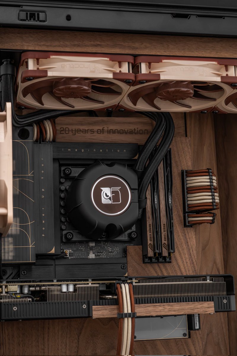 Aguel_design's tweet photo. Noctua 20th anniversary build. 
Lots of walnut wood, 8.8" screen with Noctua theme, beige/brown cables, 3xNF-A12X25 G2, 
NL-LC1-36 AIO. 
One of the first Noctua fans released, the NF-S12-800 from 2006, serves as the rear fan.
Seasonic Prime Titanium with wooden fan guard https://t.co/vCLhp73bGq