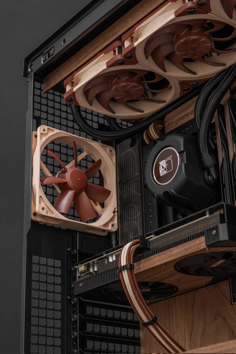 Aguel_design's tweet photo. Noctua 20th anniversary build. 
Lots of walnut wood, 8.8" screen with Noctua theme, beige/brown cables, 3xNF-A12X25 G2, 
NL-LC1-36 AIO. 
One of the first Noctua fans released, the NF-S12-800 from 2006, serves as the rear fan.
Seasonic Prime Titanium with wooden fan guard https://t.co/vCLhp73bGq