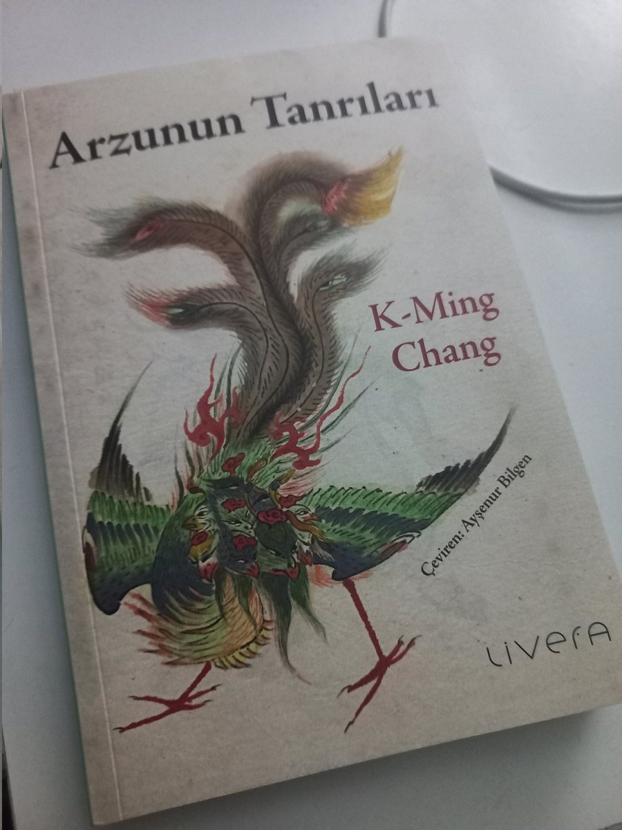 umitkutbay's tweet photo. Livera Yayınları’ndan şahane bir sürpriz geldi. K-Ming Chang’in büyülü gerçekçilikle örülü, mitleri ve arzuyu modern bir dille buluşturan "Arzunun Tanrıları" masamda. Ayşenur Bilgen’in çevirisini okumak için sabırsızlanıyorum. Bu güzel kitap için teşekkür ederim @liverayayinlari https://t.co/Qy8VY8t1ak