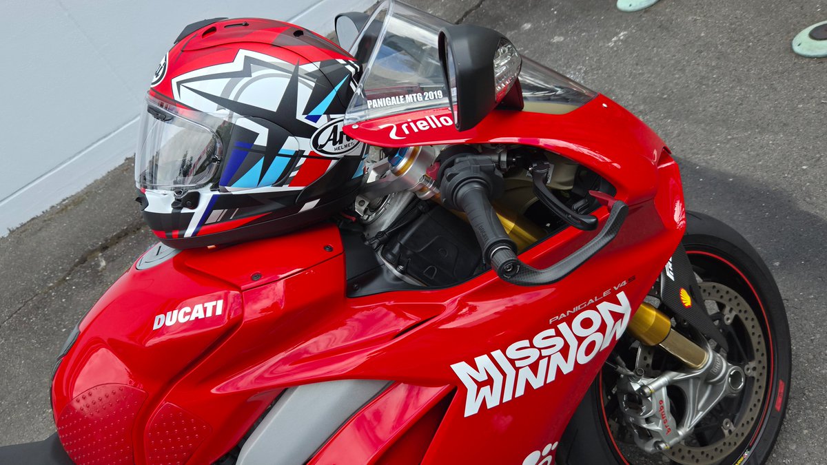 orcadriver's tweet photo. ・大排気量V型4気筒スーパースポーツ
・謎の機構を介して駆動されるバルブ
・片持ちスイングアーム
・ホモロゲ
・GP常勝メーカー製
ちうことはパニガーレV4は実質RC45なわけで、もうホンダ車買ってあるということや　巧ヘルメットやからSC82って言っていいまである https://t.co/wJviuSHiLx