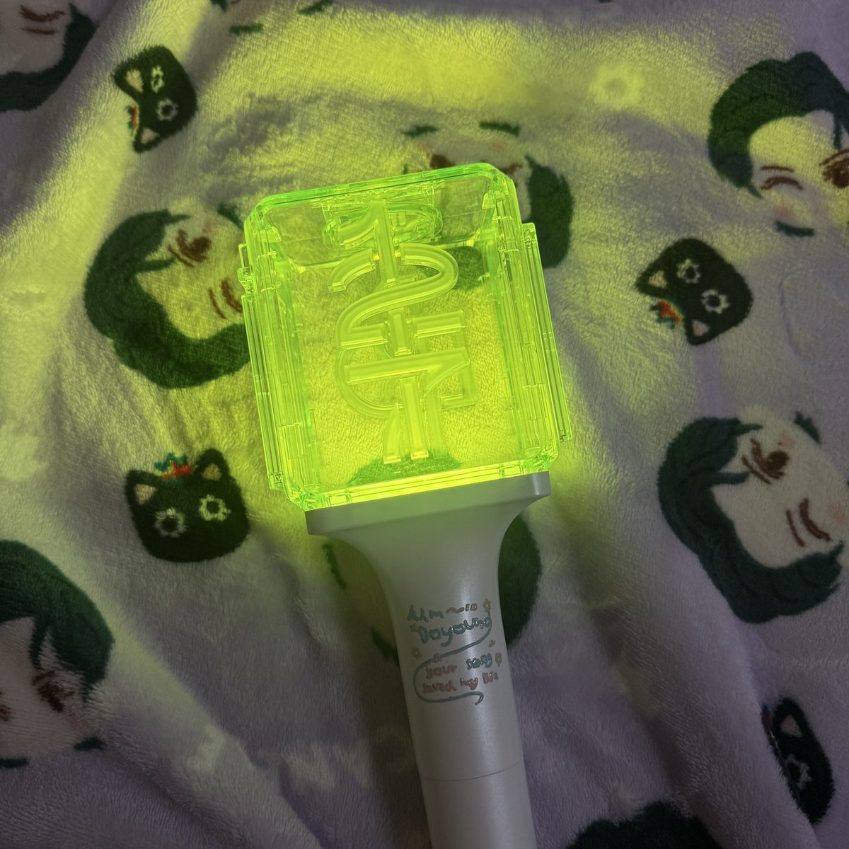 nanadyk96's tweet photo. รีวิว แบตใส่แท่งไฟ withmuu 💫

เหมาะสำหรับสายคอนเสิร์ตมากๆ ช่วยลดค่าใช้จ่ายในการซื้อถ่านไปหลายคอนเลย ส่วนตัวเราใช้มาประมาณ 4-5ปีแล้ว แบตอยู่ได้นานจนถึงจบคอนเลยค่ะ

เหมียวบงก็ใส่ได้น้า แบตจะใช้ได้กับแท่งไฟที่มีรางถ่าน3A สามารถใส่แทนรางถ่านได้เลยยย
 
ฝากลิงค์แบตแท่งไฟนะคะ
1 https://t.co/erHyAvOnEa
2 https://t.co/iSTKslmryw

#TENCORE0110iscalling #TENCORE0110Concert