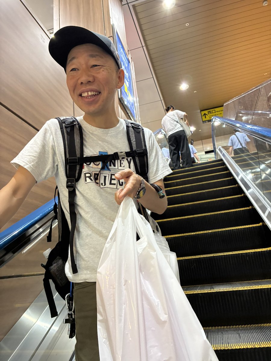 funny_furniture's tweet photo. 明日はWHIZZでライブやります！
あのバンドと違って、WHIZZに入ればモテそうだぜ～、なんて思ってもう数年経過した？
うん。変わらず。結局人よね、人。

7月11日(土)
新宿UNDERGROUND Azzitto1224 
REAL MEETING VOL.5
詳細はフライヤーで。

お会いできる皆様、よろしくお願いします！！ https://t.co/miKGxhnOe8
