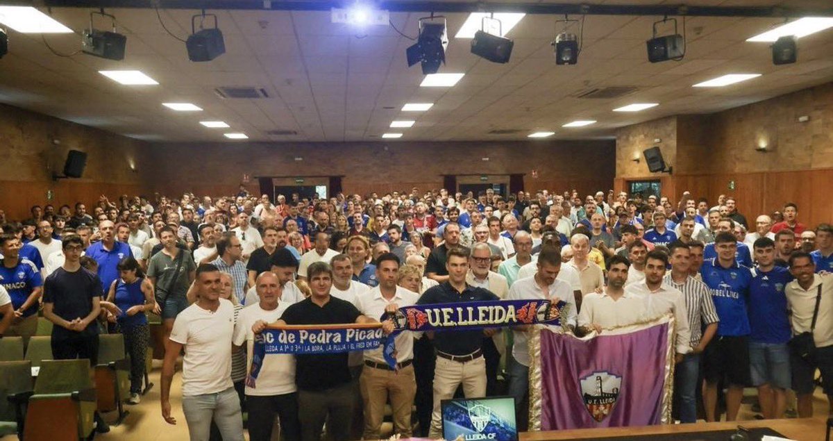 ARAToniPadilla's tweet photo. El teu club s’enfonsa. Anys de mala gestió i decepcions. Altres es rendirien. A Lleida han apostat per salvar el seu club posant-se a treballar. El @LleidaCF reneix a Quarta Catalana amb els socis fent-lo seu. https://t.co/Yo7GnT2Xpl https://t.co/emcN7d6sR6
