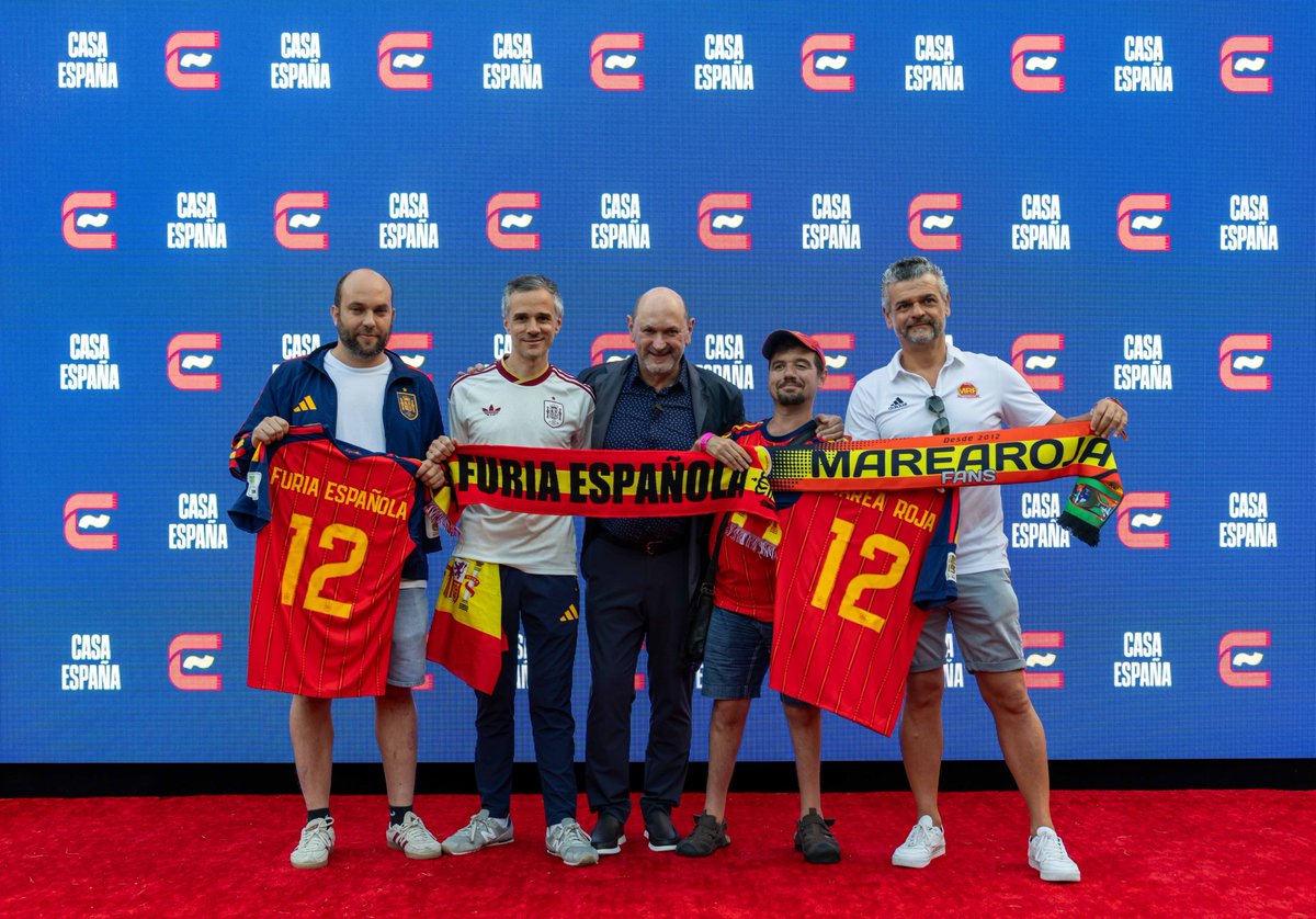 rfef's tweet photo. 📸 La @rfef homenajea a las peñas de la @SEFutbol en 𝗖𝗮𝘀𝗮 𝗘𝘀𝗽𝗮𝗻̃𝗮 Los Ángeles.

🇪🇸 Rafael Louzán ha entregado sendas camisetas conmemorativas a los representantes de @marearojafans y Furia Española.

🔗 https://t.co/qC9eMedmei

#VamosEspaña | #CopaMundialFIFA https://t.co/f77RC5IuWM