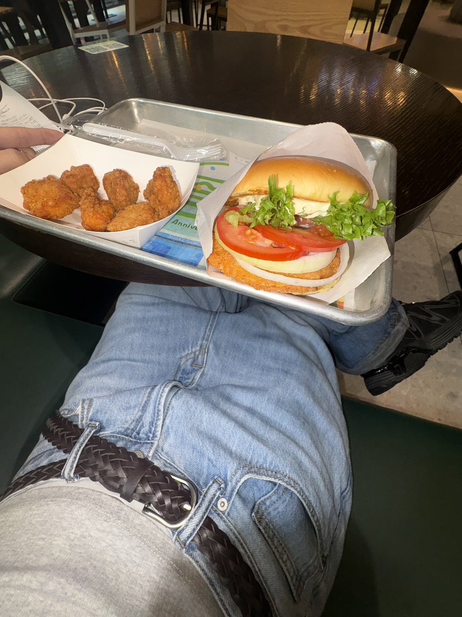 cupidhitmeeee's tweet photo. ㅜㅜ쉑쉑 정말 맛잇내..🤩🤩🤩
먹고나서 갑자기 삶의 이유를 알게됌 https://t.co/3Dluw2COqj