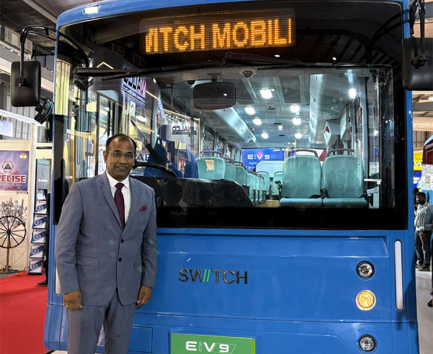 AutoGuideIndia's tweet photo. https://t.co/3CG6jgJjxw
SWITCH Mobility unveils the all-new EiV9 electric bus at #Prawaas50.
#SWITCHMobility #ElectricMobility #EV https://t.co/GOOs9tkyTw