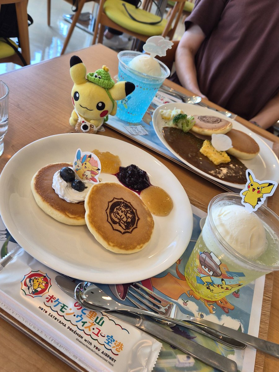 eriy1030's tweet photo. 空港レストランのピカチュウパンケーキと、マルガージェラート、輪島プリン
プリンは空港とか道の駅には売ってなくて、輪島まで行って購入✨うまかった
#のと里山ポケモン・ウィズ・ユー空港 https://t.co/bNAuFR6b5j