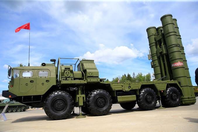 KayaSerhan_'s tweet photo. S-400'ü üçüncü bir ülkeye satamıyorsın.

Rusya'nın izni olmadan.

S-400 Körfez'e satıldı diye haber çıkıyor. Soru şu: Putin buna neden onay versin?

Türkiye kontratı ihlal edip sistemi ABD'ye teslim edemez. Bedeli S-400 değil, tüm Rusya ilişkisi olur. 

Akkuyu nükleer santralinin sahibi Rusya. 

TurkStream Gazprom'un hattı. 

Doğalgazda en büyük tedarikçi yine Rusya.

Ülkenin enerji altyapısının kilit noktalarında oturan bir ülkeyle kontrat ihlal etmezsin. Putin bunu biliyor. 

Eli güçlü.

O zaman soru: eli bu kadar güçlüyken neden evet desin?

Putin hayırseverliğiyle bilinen biri değil.
