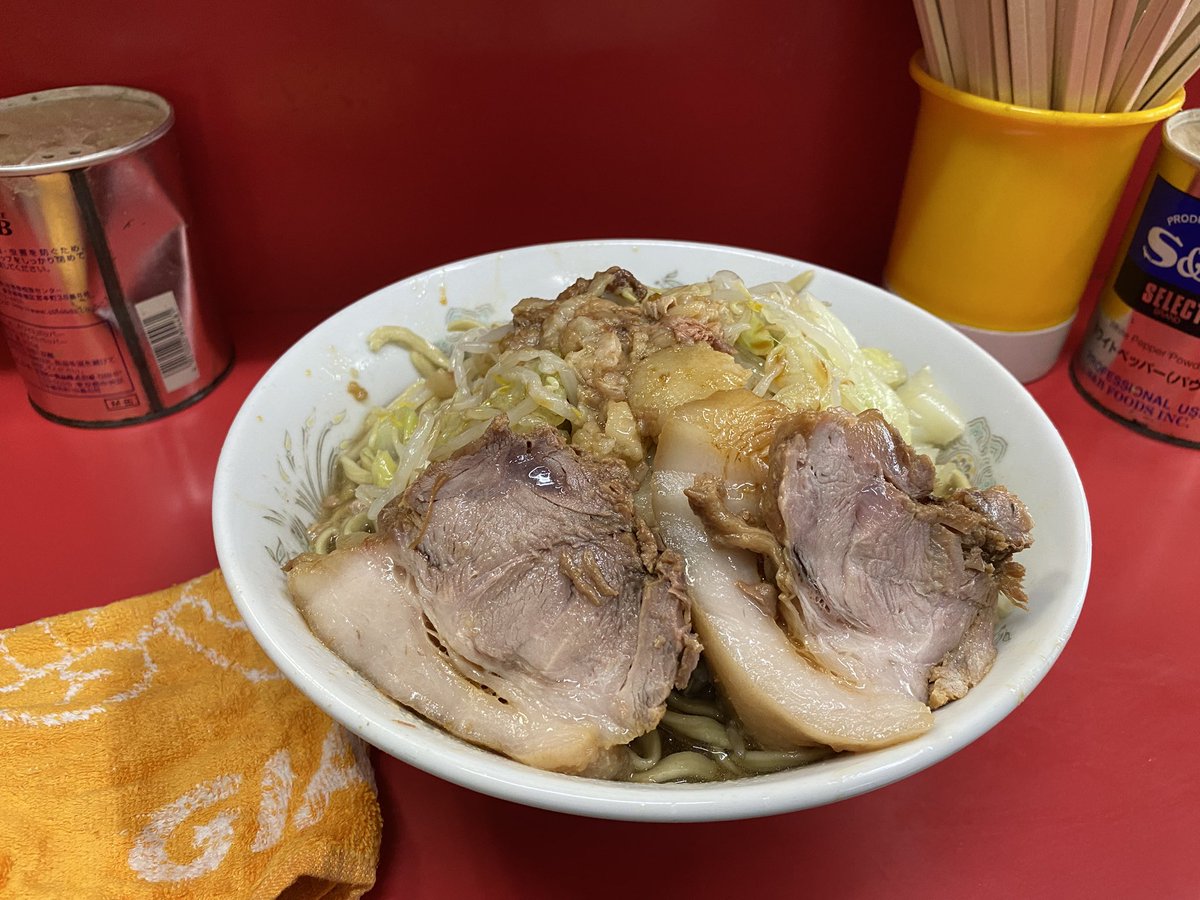 Ub1Qh's tweet photo. ☀️本日の麺活　7/10(金)

🕒今日のおやつ　15:00

🍜ラーメン二郎 三田本店

🍜小/全部自動(麺バキバキ-脂-カラメ-お茶🍵)

今日のおやつは、先週土曜日以来の訪問で猛暑の中 待ちが6人で少なくすぐに店内へ入りMs君/ W君に🙇ご挨拶をしてMs君が1L1杯分だけを先作って下さり食べて来ました

🙇ご馳走様 https://t.co/oMpXK9FuaQ