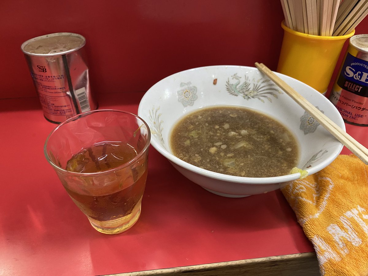 Ub1Qh's tweet photo. ☀️本日の麺活　7/10(金)

🕒今日のおやつ　15:00

🍜ラーメン二郎 三田本店

🍜小/全部自動(麺バキバキ-脂-カラメ-お茶🍵)

今日のおやつは、先週土曜日以来の訪問で猛暑の中 待ちが6人で少なくすぐに店内へ入りMs君/ W君に🙇ご挨拶をしてMs君が1L1杯分だけを先作って下さり食べて来ました

🙇ご馳走様 https://t.co/oMpXK9FuaQ