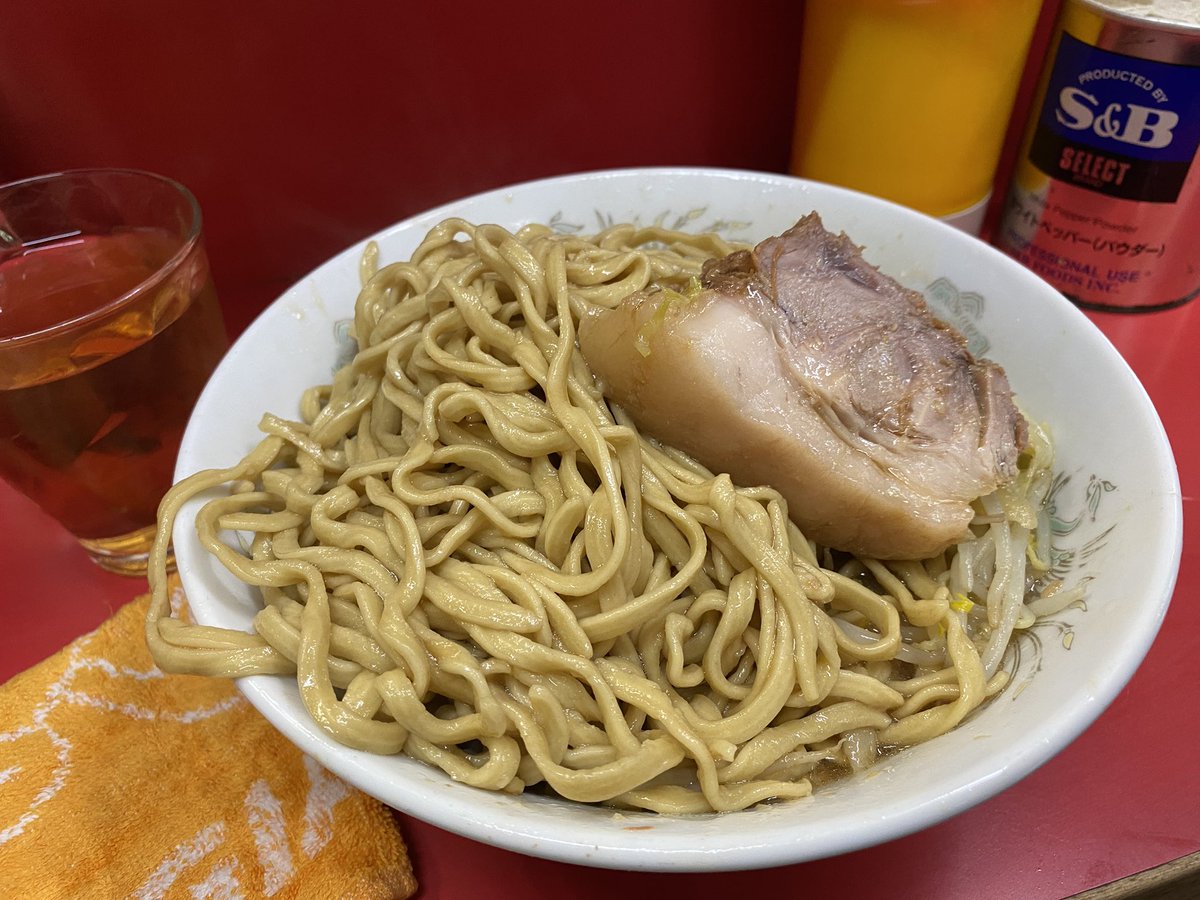 Ub1Qh's tweet photo. ☀️本日の麺活　7/10(金)

🕒今日のおやつ　15:00

🍜ラーメン二郎 三田本店

🍜小/全部自動(麺バキバキ-脂-カラメ-お茶🍵)

今日のおやつは、先週土曜日以来の訪問で猛暑の中 待ちが6人で少なくすぐに店内へ入りMs君/ W君に🙇ご挨拶をしてMs君が1L1杯分だけを先作って下さり食べて来ました

🙇ご馳走様 https://t.co/oMpXK9FuaQ