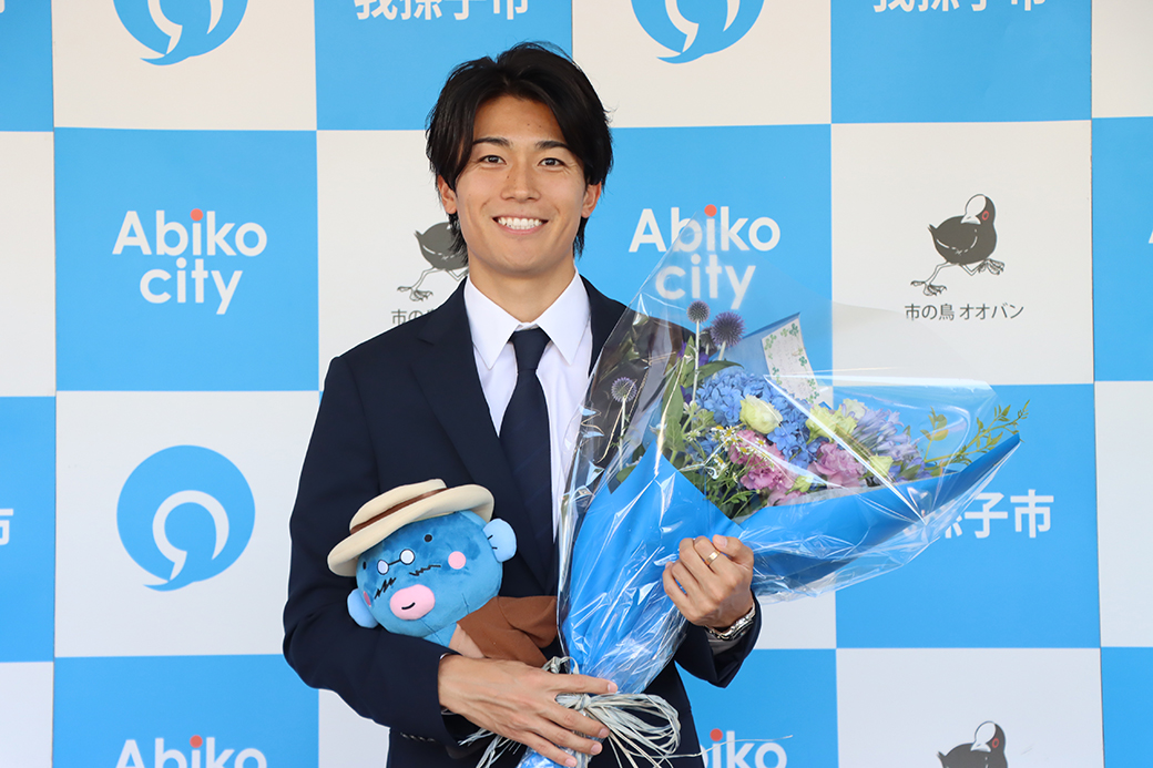 Abiko_city's tweet photo. 【⚽中村敬斗選手　凱旋🎊】
サッカーワールドカップ北中米３カ国大会に出場した日本代表・中村敬斗選手が市役所を訪問。
母校の生徒から花束を渡され「我孫子からの応援ありがとうございました。皆さんの声援が大きな力となりました」と挨拶しました。
問：秘書広報課広報室　電話：04-7185-1269 https://t.co/VOU81991Tr