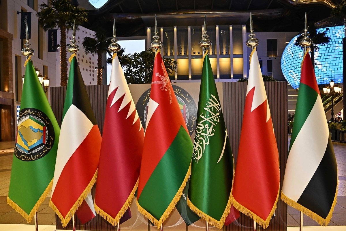 alsuhaad's tweet photo. #الخليج_العربي ليس مجرد مساحة جغرافية تجمعها الحدود، هو منظومة من التاريخ المشترك، والهوية المتقاربة، والمصير الواحد. 

فمن عُمان إلى السعودية، ومن الإمارات إلى الكويت، ومن قطر إلى البحرين، تتشابك الحكايات، وتلتقي القيم، وتبقى الأخوة الخليجية إحدى أهم ركائز الاستقرار والازدهار في المنطقة.
لقد استطاعت دول مجلس التعاون الخليجي أن تبني نموذجًا تنمويًا لافتًا، يجمع بين المحافظة على الأصالة والانفتاح على المستقبل، فشهد العالم نهضات اقتصادية وعمرانية وعلمية وإنسانية جعلت من الخليج شريكًا مؤثرًا في صناعة القرار الإقليمي والدولي.

ولكل دولة خليجية قائد يحمل مسؤولية وطنه، ويسعى إلى تعزيز التنمية، وترسيخ الأمن، وخدمة الإنسان، فالقادة يصنعون الرؤى، وتبقى الشعوب شريكًا في تحويل تلك الرؤى إلى واقع يزدهر به الوطن.

#سلطنة_عُمان تواصل مسيرتها القائمة على الحكمة والاعتدال وبناء جسور السلام، مستندة إلى تاريخ عريق ورؤية طموحة للمستقبل بقيادة جلالة السلطان هيثم بن طارق، الذي يواصل مسيرة التنمية والتحديث، مع الحفاظ على ثوابت الدولة وقيمها الأصيلة. #السلطان_هيثم_بن_طارق.

#المملكة_العربية_السعودية تمضي  بخطى متسارعة نحو مستقبل أكثر تنوعًا وازدهارًا، مستندة إلى رؤية طموحة أحدثت تحولًا اقتصاديًا وتنمويًا واسعًا، بقيادة خادم الحرمين الشريفين الملك سلمان بن عبدالعزيز، وبدعم ومتابعة سمو ولي العهد الأمير محمد بن سلمان، الذي يقود مشاريع نوعية أصبحت محل اهتمام العالم. #الملك_سلمان #محمد_بن_سلمان.

دولة #الامارات_العربية_المتحدة  قدمت الإمارات نموذجًا عالميًا في التنمية والابتكار واستشراف المستقبل، وأصبحت مركزًا اقتصاديًا وإنسانيًا رائدًا، بقيادة صاحب السمو الشيخ محمد بن زايد آل نهيان، الذي يواصل دعم مسيرة التقدم وتعزيز مكانة الدولة عالميًا. #محمد_بن_زايد

دولة #الكويت عرفت الكويت بمواقفها الإنسانية وإسهاماتها التنموية ودورها الدبلوماسي المتزن، وتواصل مسيرتها بقيادة سمو الشيخ مشعل الأحمد الجابر الصباح، الذي يحرص على تعزيز وحدة الوطن واستكمال مسيرة التنمية. #مشعل_الأحمد

دولة #قطر واصلت قطر تعزيز حضورها الدولي عبر الاستثمار في الإنسان والاقتصاد والتعليم والرياضة، بقيادة صاحب السمو الشيخ تميم بن حمد آل ثاني، الذي يقود نهضة متواصلة تعكس طموح الدولة ومكانتها العالمية. #تميم_بن_حمد

#مملكة_البحرين تمثل البحرين نموذجًا في الانفتاح والتعايش والتطوير الاقتصادي، بقيادة جلالة الملك حمد بن عيسى آل خليفة، الذي يواصل دعم مسيرة التنمية والإصلاح، وتعزيز مكانة المملكة في مختلف المجالات. #حمد_بن_عيسى

يبقى الخليج قوةً حين تتعانق إرادة قادته مع وفاء شعوبه، وتبقى وحدته مصدرًا للاستقرار، وتكامله الاقتصادي والسياسي ركيزةً لمستقبل أكثر إشراقًا.

 فاختلاف التجارب لا يفرق، انما يثري، وتنوع الإنجازات يزيد المنطقة قوةً وتأثيرًا، لأن ما يجمع دول الخليج أكبر من كل اختلاف، ولأن الأخوة الصادقة تظل أساس البناء، والحاضر المشرق، والمستقبل الذي تتطلع إليه الأجيال.

#مجلس_التعاون_الخليجي #الخليج #خليجنا_واحد #عمان #السعودية #الإمارات #الكويت #قطر #البحرين