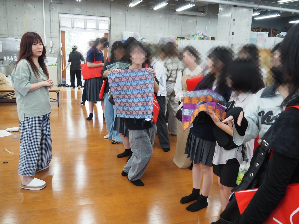 nishibi8's tweet photo. 大学見学、最後は女子美術大学です。
立体アートで繊維を素材として扱ったり、洋画で立体制作に取り組んだり、日本画では絵の具づくりから学んだりと、独自のカリキュラムが印象的でした。
講評直後の教室や、学生が制作をしているところも見学することができました。 https://t.co/bztTBKwwJG