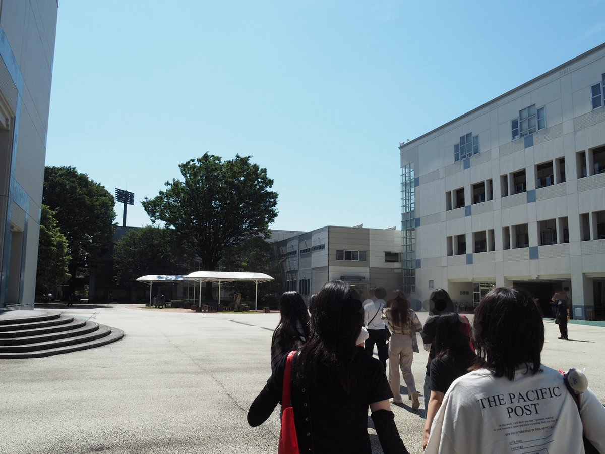 nishibi8's tweet photo. 大学見学、最後は女子美術大学です。
立体アートで繊維を素材として扱ったり、洋画で立体制作に取り組んだり、日本画では絵の具づくりから学んだりと、独自のカリキュラムが印象的でした。
講評直後の教室や、学生が制作をしているところも見学することができました。 https://t.co/bztTBKwwJG