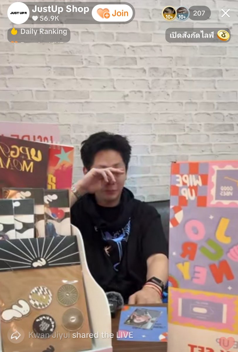 enfer_les's tweet photo. แก ชั้นต้องงงอะไรก่อน
น้องอัพมาไลฟ์ ปักตะกร้ามีโปรต่างๆ
ซักพักโดน ตต เตือน ตะกร้าหาย คนขายงง คนซื้องง ซักพักลูกค้าบอกเจ้านายตาม พ่อค้าบอกตะกร้าหายค่ะ ปิดไลฟ์ละ อลวนมาก ตลกสุดๆ 

#UpPoompat 
#KeepItUp 
https://t.co/Pwi8atYrTM https://t.co/sXYqRULLwt