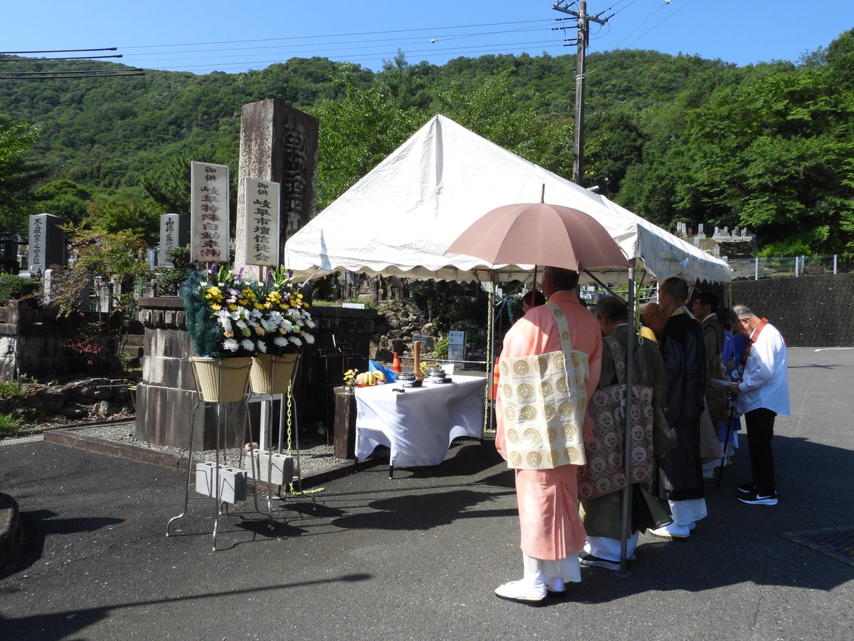 YoueiH's tweet photo. 岐阜市仏教会では、7月9日岐阜空襲の日
萬霊供養塔法要が行われました。
引き続き、身元不明者が埋葬されている「土まんじゅう」でも法要しました。 https://t.co/61W08BeJ73