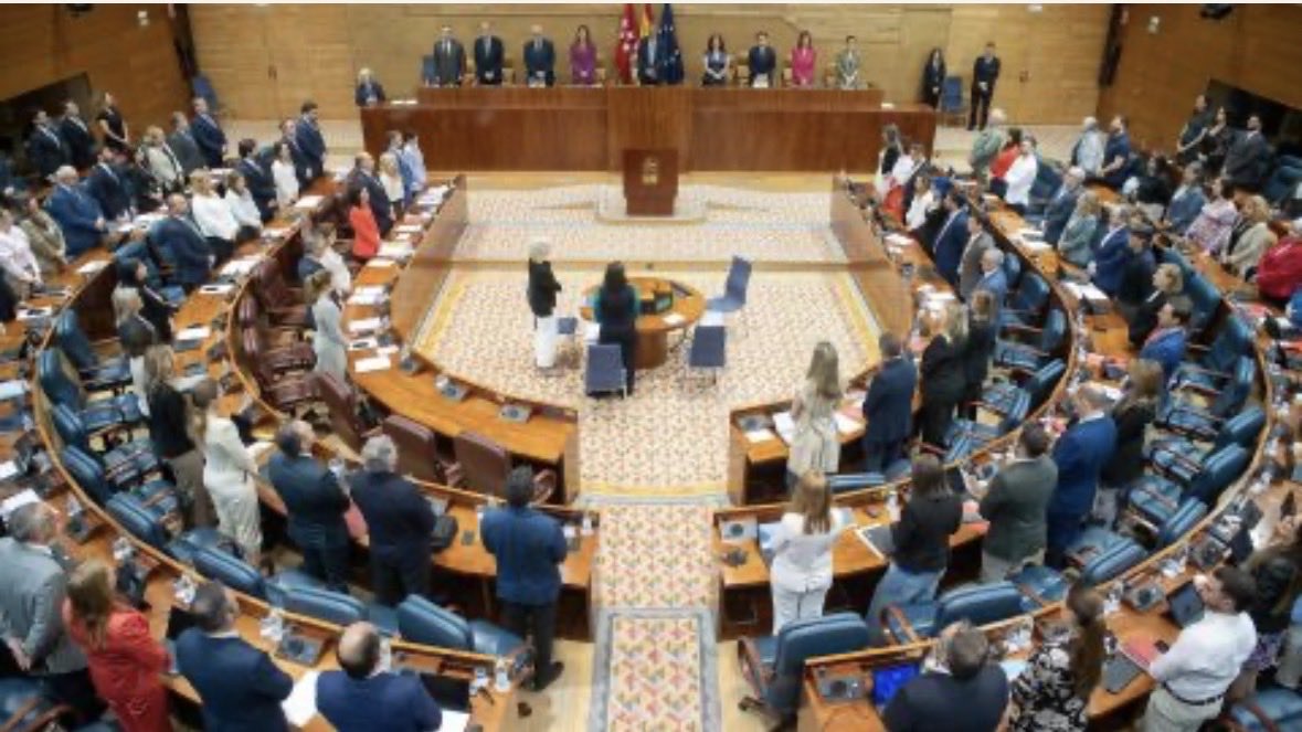 PPAsamblea's tweet photo. 📰 La Asamblea ha sacado adelante 21 proyectos de ley y 8 proposiciones.

El grueso de estas normas ha tenido un claro ADN liberal: rebajas fiscales y medidas de simplificación administrativa para atraer inversión extranjera. https://t.co/kZJjRvQZPc https://t.co/5gH3rcbPVw