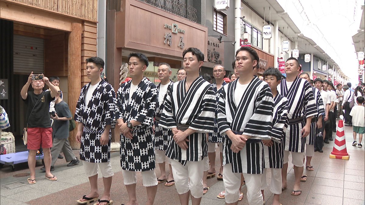 rkbnews4ch's tweet photo. JUST IN!! 新着記事
⠀ /／
🗣博多祇園山笠の舁き手が飲酒運転の撲滅を呼びかけ　夏の交通安全県民運動始まる
   \＼
もっと見る 👇👇
📰https://t.co/geJCqzNG5m

博多祇園山笠の舁き山笠が動き始める「流舁き」が行われるのを前に10日、舁き手たちが飲酒運転の撲滅を呼びかけました。 https://t.co/P4MW9L7pkx
