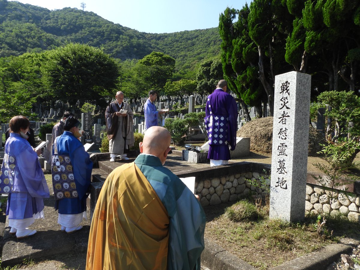 YoueiH's tweet photo. 岐阜市仏教会では、7月9日岐阜空襲の日
萬霊供養塔法要が行われました。
引き続き、身元不明者が埋葬されている「土まんじゅう」でも法要しました。 https://t.co/61W08BeJ73