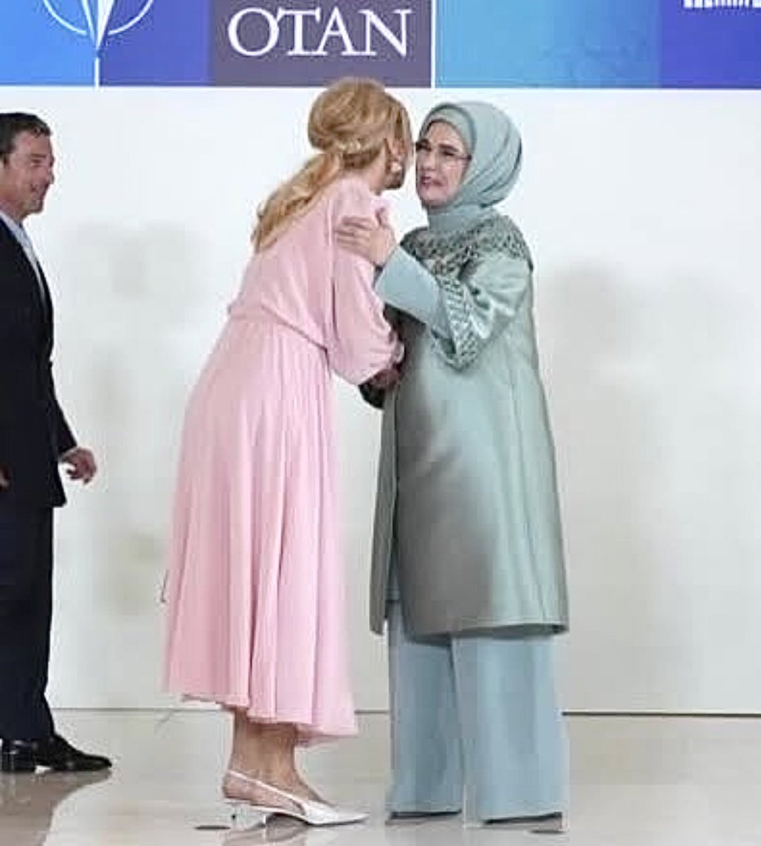 Paula44212447's tweet photo. A když už jsme u těch selfíček...
tak princezno Péťo @petr_macinka jediný kdo si jel pro fotečky na summit @NATO byl tedy definitivně kdo? 🙄
#chucpe #Monike https://t.co/8dwC4RhNOm