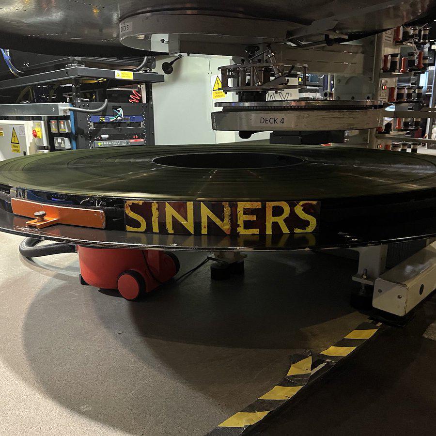 absoluteunits_x's tweet photo. Absolute units of a 70MM IMAX print for Sinners
#awesome #big #absoluteunits https://t.co/I4sWKJf6v4