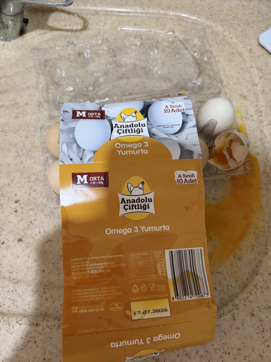 Akidee1's tweet photo. Dün şok marketten  daha kaliteli olacağını düşünerek bu yumurtayı aldım bu sabah  yumurta  haşlıyım derken  gördüğüm  manzara bu. Yunurtaların altı yapış yapış kalkmıyor hepsi bozuk. Ne sizi denetleyen var nede iğrençliğinize dur diyen. @SokMarketler 
@SokMarketlerMH https://t.co/su8CAmC4yG