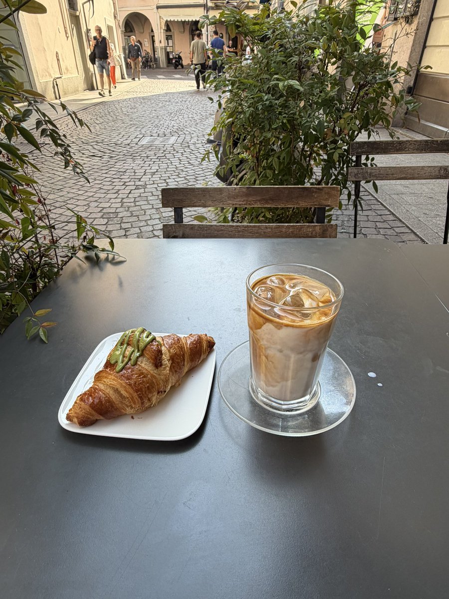 TimurNegru's tweet photo. In Italy, ‘healthy breakfast’ means the cornetto has pistachio in it. https://t.co/u9EsztOpsU