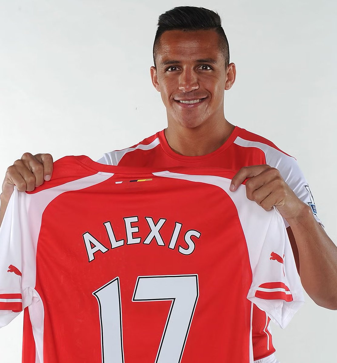 afcstuff's tweet photo. On this day in 2014: Arsenal completed the signing of Alexis Sanchez from Barcelona for £35m. ✍️🇨🇱 https://t.co/lla0olIpZs