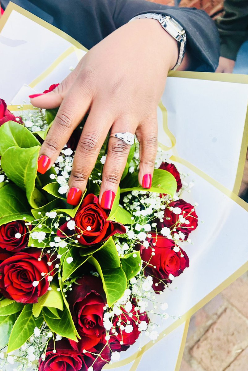 xiluvelo_xiluva's tweet photo. I got engaged 🤭🤭🤭🤭 https://t.co/1TNvZokPDn