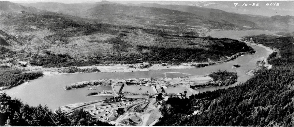 LRonLacy's tweet photo. #OTD in 1935
Aerial view Columbia River &amp; Bonneville Dam construction site. 10 July, 1935.
A project planned &amp; executed by the #ArmyCorpsOfEngineers under the #NewDeal’s #PublicWorksAdministration (#PWA)
#dams #construction #BonnevilleDam #ColumbiaRiver #blackandwhitephotography https://t.co/9FGauAi0Sk