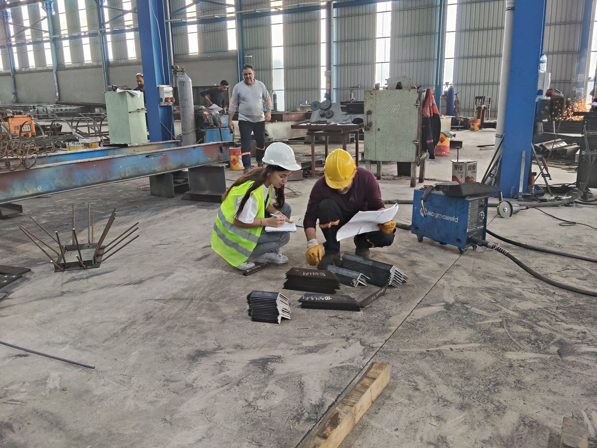 iskurosmaniye's tweet photo. ⚒️Sanayinin aranan yetenekleri genç kadınlar, İşbaşı Eğitim Programları ile kariyerlerine güçlü bir başlangıç yapıyor.Teknik alanlarda mesleki bilgi ve becerilerini geliştirerek iş hayatına emin adımlarla hazırlanıyorlar❗

📌Çelik sektörü gibi ağır sanayide mesleki tecrübe kazanmak ve istihdam edilebilmek için İş Başı Eğitim programları iyi bir fırsattır.İmalat sektöründe malzeme standartlarını ve üretim hatalarını kontrol etme üzerine pratik yaparak uzmanlaşma şansı yakalayabilirsiniz❗

📌İl Müdürlüğümüz ile Ars Çelik Konstrüksiyon firması arasında kalite kontrol elemanı mesleğinde  İşbaşı Eğitim Programı imzalanmıştır.6 ay devam edecek programda katılımcı 
🔹Ölçü ve Standart Kontrolü
🔹 Malzeme Muayenesi 
🔹Raporlama yapmayı öğrenerek program sonunda işveren tarafından istihdam edilecektir. ❗
#İşkurdaİşVar
#işbaşıeğitimprogramı