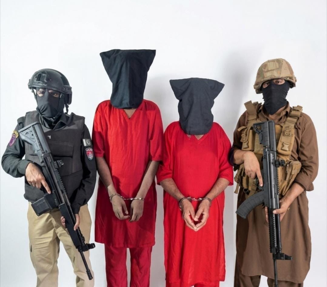 ForumDefence's tweet photo. #Karachi: Intelligence-led raids have disrupted a major terror plot by arresting two fugitives from the banned Naeem Bukhari Group who were trying to rebuild their sleeper cell network for targeted attacks and bombings. The suspects, Muhammad Jameel Ansari and Hammad Ali Ansari, had been hiding out since 2015. One is an #Afghanistan-trained IED expert. Security forces seized explosives, detonators, a remote control trigger, and pistol shell catchers used to evade forensic tracking.