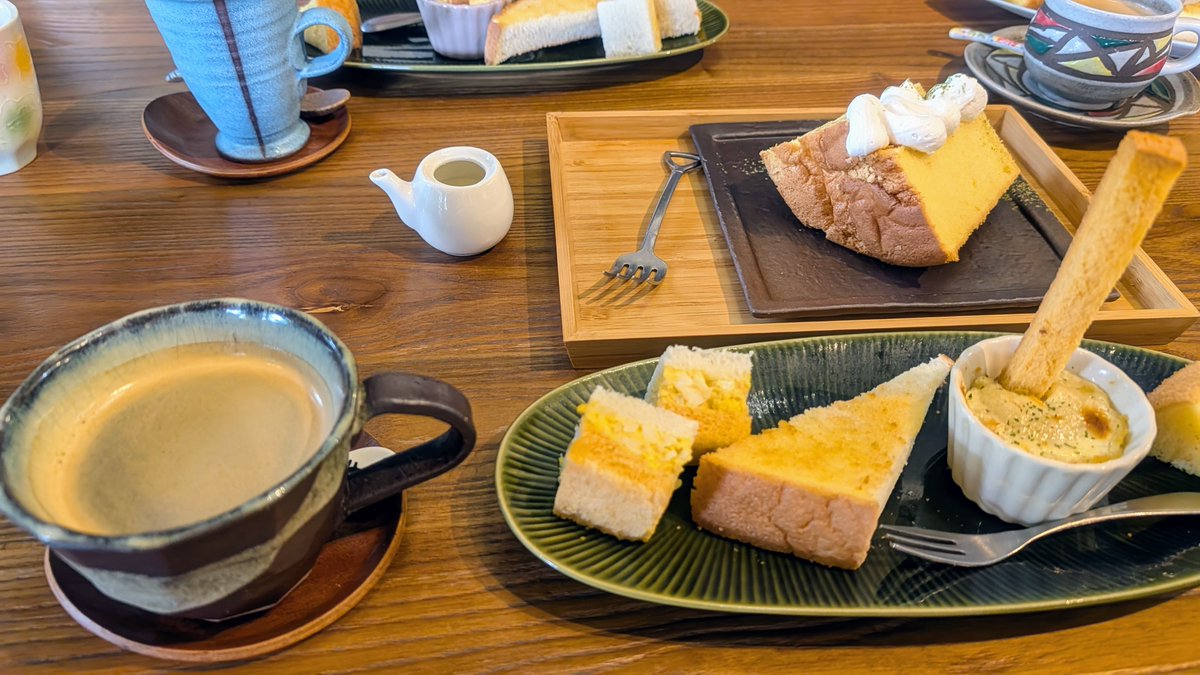 ce_oompa_loompa's tweet photo. 北海道から娘が遊びに来てた（2日目）
早朝から、近所のカフェでモーニング→伊豆オレンヂセンター→神社巡り→日帰り温泉で泥パック→居酒屋と、大忙し（苦笑）
帰宅後、深夜まで追い打ちをかけるように呑みまくったら、娘が寝ながら吐いて大騒ぎ（汗） https://t.co/tjNxpRczcs