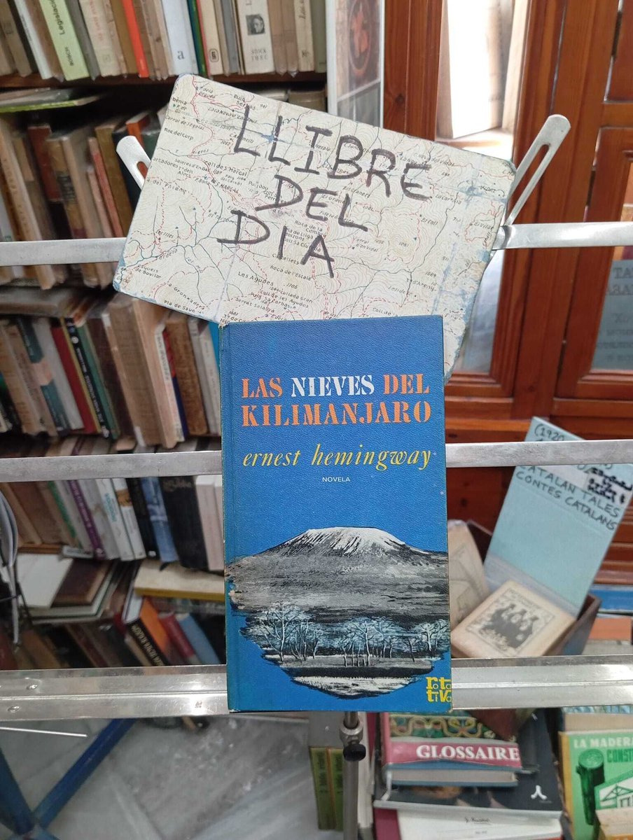 LlibreDelPalau's tweet photo. Las nieves del Kilimanjaro. (Novel·la pòstuma. Premi Pulitzer el 1953 i Premi Nobel el 1954 de l’autor. Alcoholitzat, amb el temor d’acabar boig i en saber que patia càncer, es va suïcidar amb un tret d’escopeta) #llibredeldia #librodeldia #livredujour #bookofthed #llibre #books https://t.co/b716jzude5