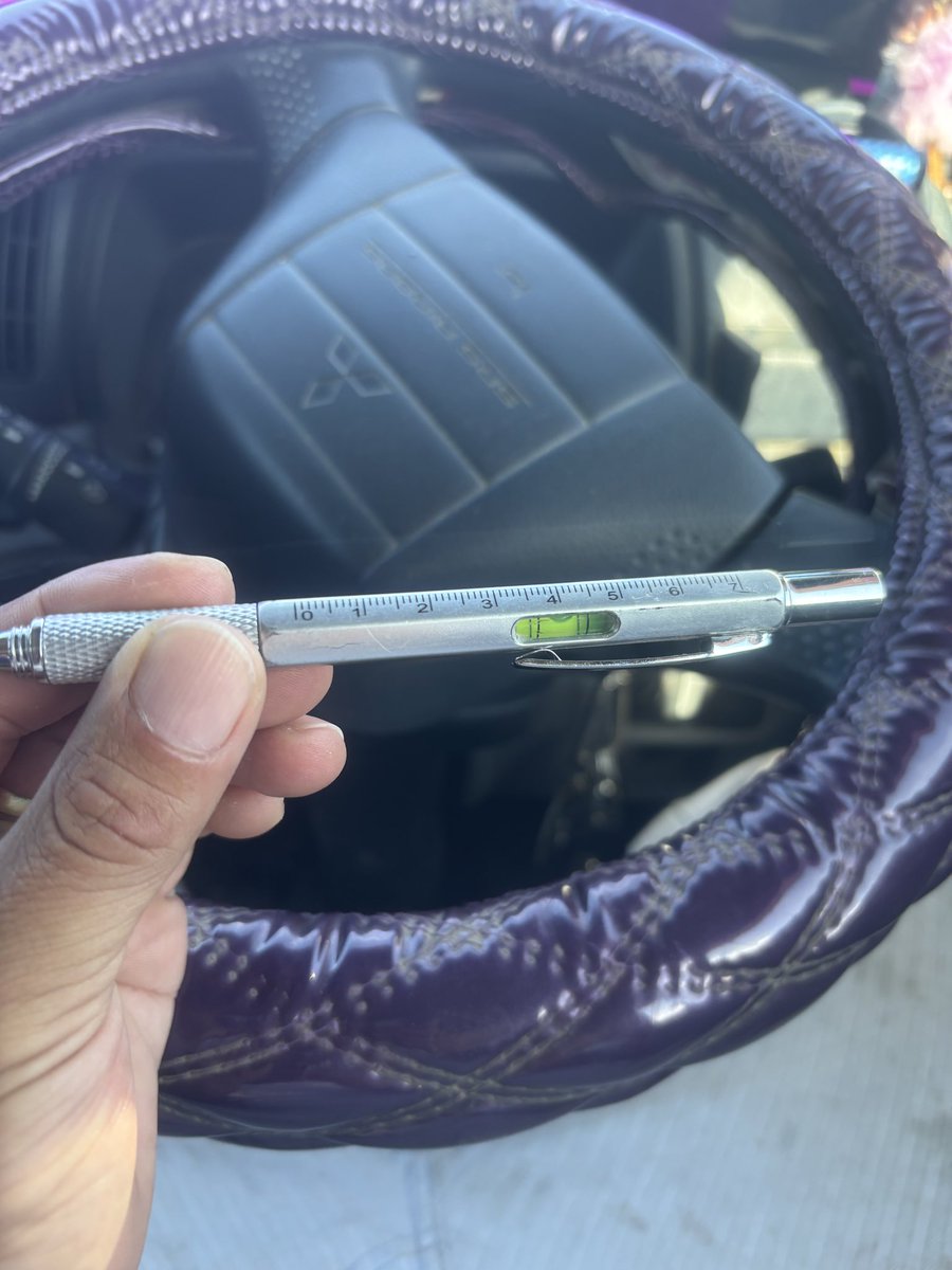 1ibogami30's tweet photo. 水平器のついたボールペン笑

もらったんやけど使い所よ🤔 https://t.co/mj2ndExTlV