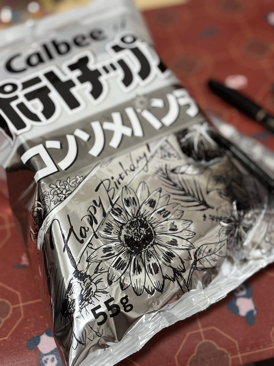 tsuboikaen's tweet photo. 白黒パッケージに絵を描くのが
流行っているようなので
花描いてみました🙌

7月下旬にはカラーパッケージに
戻るようですが💦

#企業公式おやつ部
#企業公式 
#プレゼント https://t.co/LTKJveqJEV