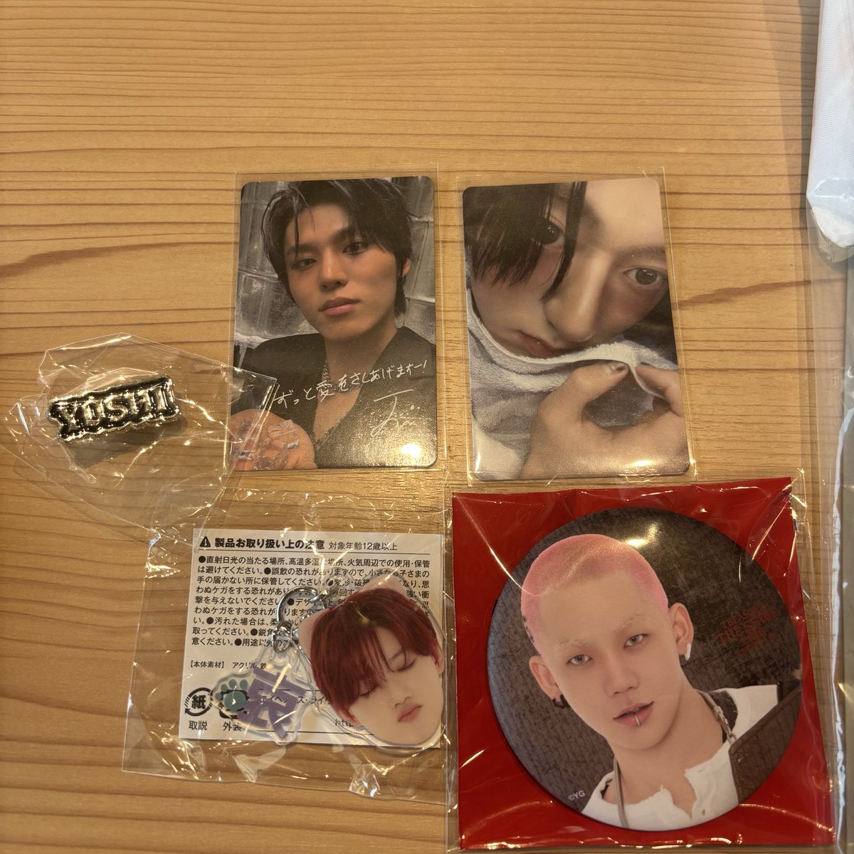 iv0ryux's tweet photo. TREASURE グッズ 交換 トレカ 缶バッジ

【譲】 画像のもの

【求】 同種ジフン ＞ジェヒョク

顔アクキーはジフンくん(喜怒楽)のみ求めてます。

郵送希望📮

難しい場合♡のみ

お心当たりあり���したらお���軽にお声がけお願いいたします🍀 https://t.co/IK64nl50kH