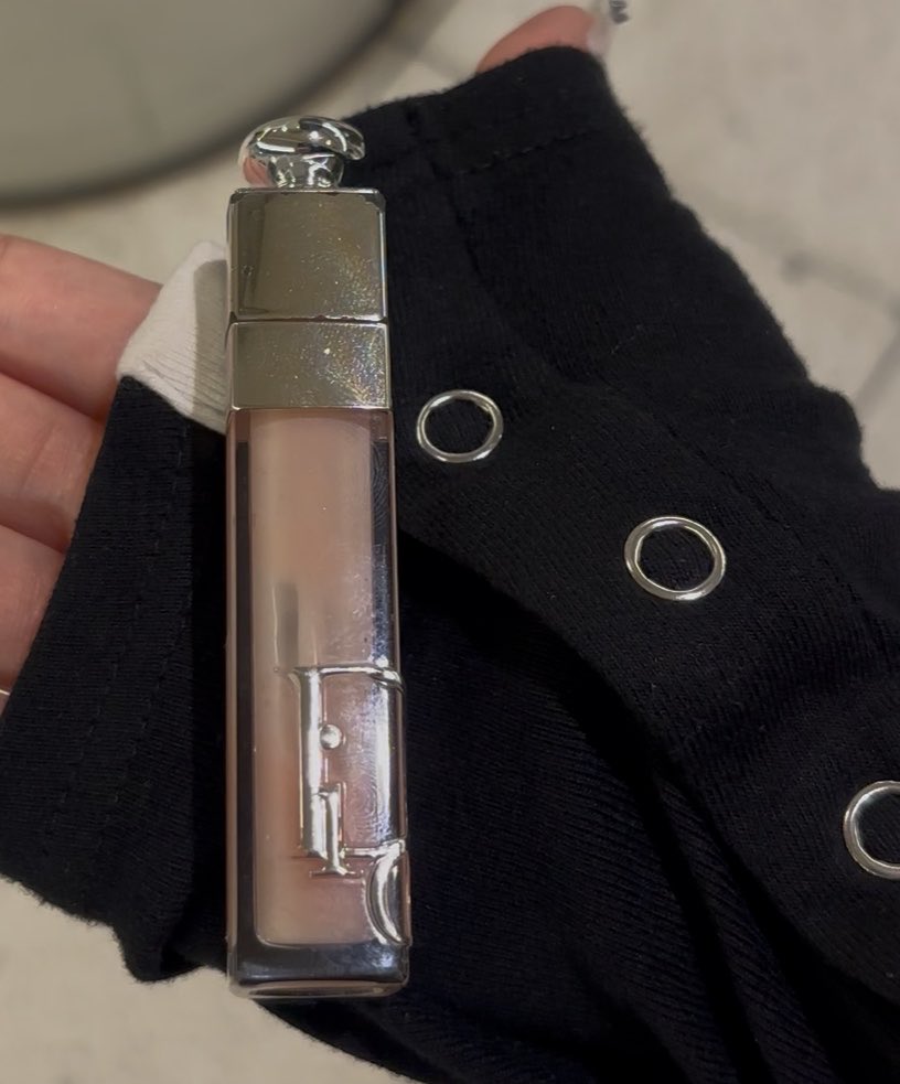 fall_in03's tweet photo. Dior リップ 001 ピンク 忘れもの
恵比寿駅ぐらいから隣にいた女性の方のものだと思います
国際展示場で降りる時に気がついたので国際展示場の駅員さんに渡しました
お心当たりある方は国際展示場の駅員さんにお声がけください
別垢でもツイートしておりますのでご本人様に届きますように
#拡散希望 https://t.co/MOEQGOpP6c