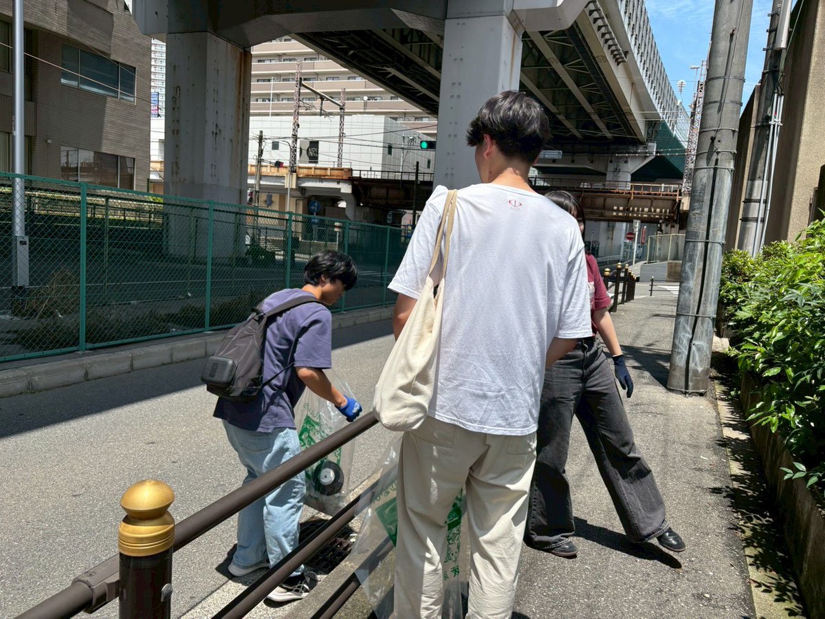 IVUSA_OFFICE's tweet photo. 【大阪環状線清掃を実施しました】

　6月28日、大阪府天満駅から大阪城公園駅付近まで学生16名で活動しました。4班に分かれて約2時間半清掃し、合計9袋(45リットル)を回収することができました。

#環境保護 #清掃活動 #Y4B #大阪府 #大阪市 https://t.co/5Pu1iyVlRA