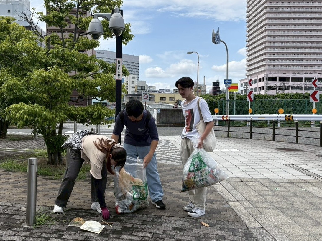 IVUSA_OFFICE's tweet photo. 【大阪環状線清掃を実施しました】

　6月28日、大阪府天満駅から大阪城公園駅付近まで学生16名で活動しました。4班に分かれて約2時間半清掃し、合計9袋(45リットル)を回収することができました。

#環境保護 #清掃活動 #Y4B #大阪府 #大阪市 https://t.co/5Pu1iyVlRA