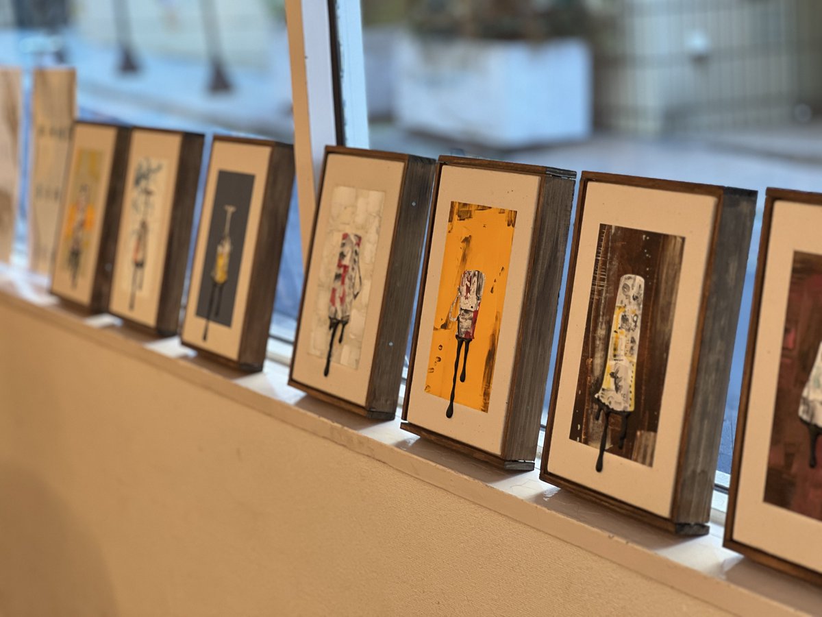 gera_0316's tweet photo. 昔からのアーティスト仲間でもあるイントロ君の下北沢での個展に行って来ました

作品の見た目から込められた意味まで、頭の中開いてみてみたいわ！って思うくらいロマンチックな世界観で最高でした

めちゃくちゃ人気ですぐに無くなってしまうであろう素敵な作品を一個お迎えして抱きかかえながら帰ってます、初日に行けた役得ですね

お近くにお立ち寄りの方は是非見に行ってみてください！
