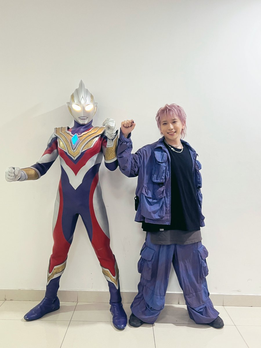 Takao_Sakuma811's tweet photo. ウルトラマンの日

本日でウルトラマン60周年、ウルトラマントリガー5周年おめでとうございます！！！
光栄なことに「Trigger」を歌わせてもらってからたくさんの素敵な出会いがありました。
この曲はみんなと熱く歌って自分だけの曲ではなくなった気がします。

これからもあなたの心に響きますように！
そして一緒にスマイルスマイル😋
#ウルトラマンの日
#ウルトラマントリガー