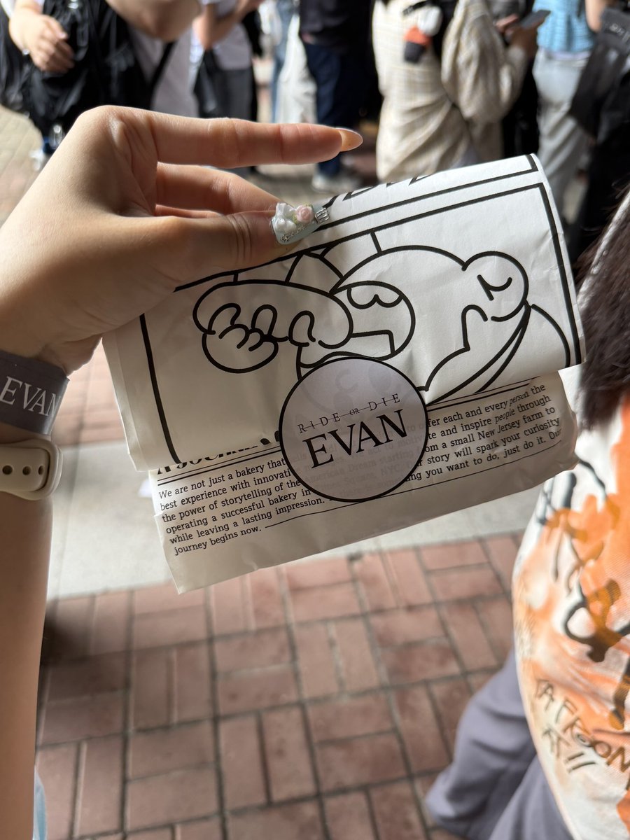 heeseungggiiee's tweet photo. today’s fan gift is some sort of pastry. why is the packaging so cute?! https://t.co/rf0uLIZpOQ