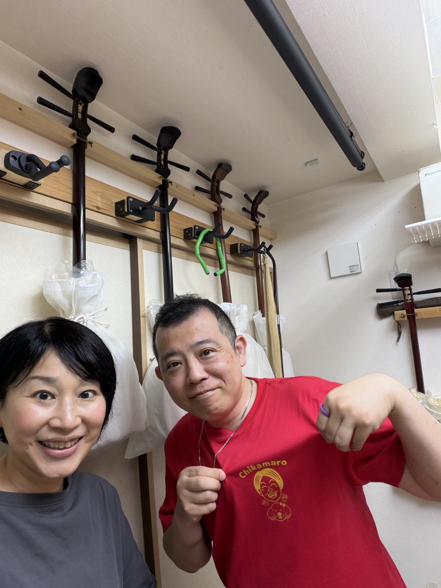 chikamarodog's tweet photo. 三味線のお稽古へ。
いつもピシッとしたお洋服の先生ですが
私の35周年記念Tシャツを着てくださっていました‼️😭✨

ライブに足を運んでくださり、温かい感想や次に繋がる想像力までくださる先生。
三味線を通して、﨑秀五郎先生に出会えたこと��、私の人生にとって本当にラッキーすぎる出会いです🐣 https://t.co/BnVD8PMZEI