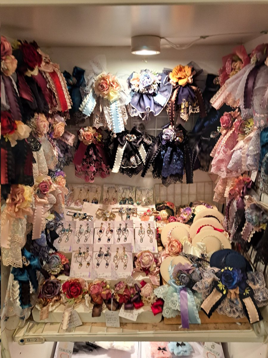Voice_mode's tweet photo. #CARAMEL_MUSEUM ではM-18にて、参加中。本店キャラメル・キューブでも、B-2 SiLent VoicE のボックスは元気に？レースの森が!!ドールハットの森が繁ってます。こちらはミュージアムよりボックスの電球が暗めのため、気になったら明るいところでご覧くださいませ!!

#キャラメル_創作
この差を見よ!!w https://t.co/LW3Mje5WCM